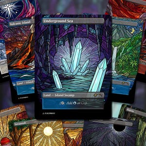 Pode incluir: Uma coleção de cartas colecionáveis retangulares com ilustrações em vitral. A carta central exibe Underground Sea com cristais azul-claros brilhantes numa caverna roxa. Outras cartas mostram paisagens como Volcanic Island e Bayou.