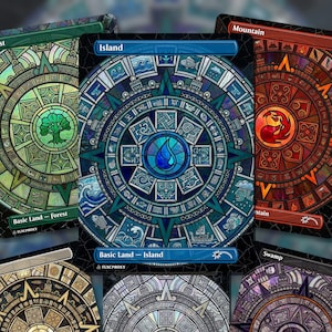 Puede incluir: Una colección de cinco cartas coleccionables rectangulares con diseños circulares estilo vidriera. Cada carta muestra un icono central que representa un tipo de tierra, incluyendo una gota de agua azul para isla, un árbol verde para bosque y una llama roja para montaña.