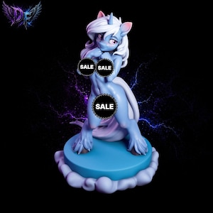 Könnte beinhalten: Blaue und weiße Fantasy-Figur einer einhornartigen Kreatur mit fließender Mähne und Schweif. Die Figur steht auf einer blauen Basis mit wolkenartigen Details. Das Wort "SALE" ist sichtbar auf der Figur.