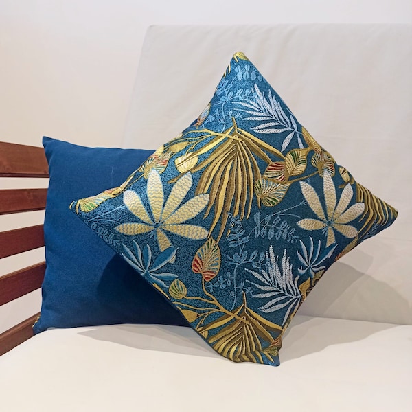 Housse de coussin bleu marine et jaune, plantes, végétaux et jungle : ramener la nature et la fraicheur dans votre intérieur