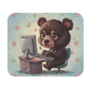 Highland Cottontail Bear Mauspad | Künstlerische Illustration | Bär inmitten von Blumen und Schmetterlingen | Ideales Geschenk für Bärenliebhaber