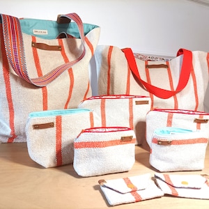 Pochettes et sac en tissu épais et solide écru et orange, doublés de tissu bleu ou à fleurs