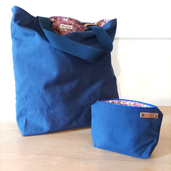 Ensemble de Tote bag et pochette assortie bleu marine doublés de tissu fleuri printanier