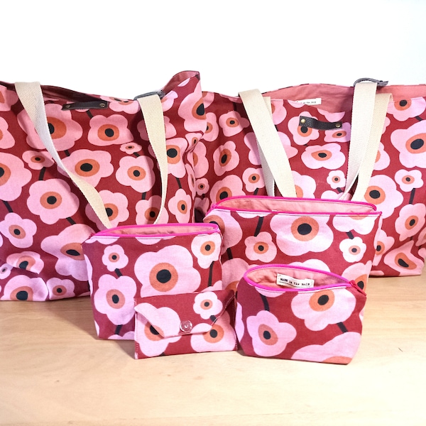 Pochettes et sacs originaux en tissu assorti à grosses fleurs roses, doublés de tissu vieux rose