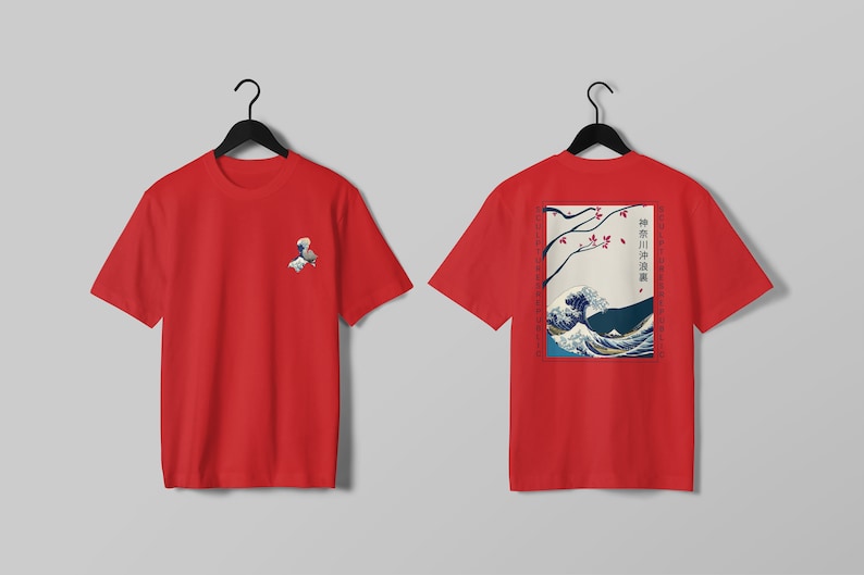 K&ouml;nnte beinhalten: Rotes T-Shirt mit einer kleinen Grafik auf der Vorderseite und einem gro&szlig;en japanischen Wellenmuster auf der R&uuml;ckseite. Das Design auf der R&uuml;ckseite enth&auml;lt Text und ein gerahmtes Bild einer Welle, &Auml;sten und einem Berg.
