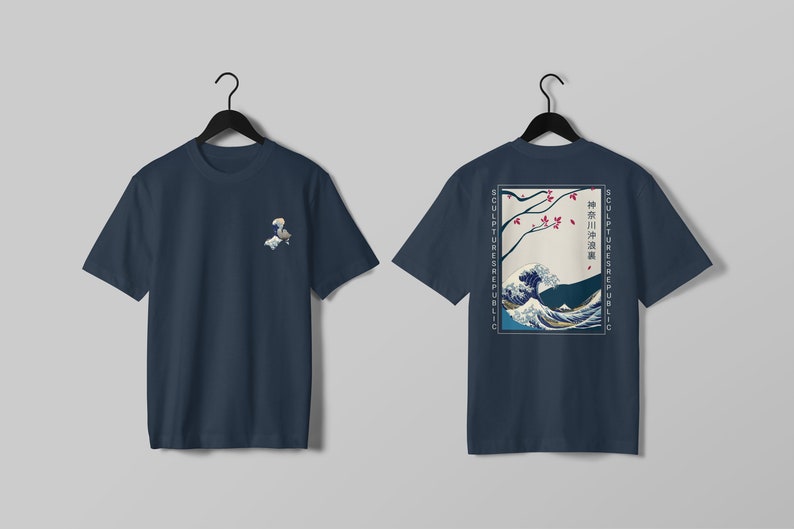 K&ouml;nnte beinhalten: Marineblaue T-Shirts mit japanischer Wellenkunst. Eines hat eine kleine Grafik auf der Vorderseite, das andere ein gr&ouml;&szlig;eres Design auf der R&uuml;ckseite mit dem Text "SCULPTURES REPUBLIC". Das R&uuml;ckendesign enth&auml;lt auch japanischen Text.