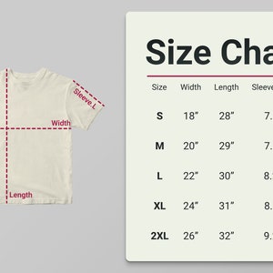 K&ouml;nnte beinhalten: Ein cremefarbenes T-Shirt mit gestrichelten Linien, die Breite, L&auml;nge und &Auml;rmell&auml;nge angeben. Eine Gr&ouml;&szlig;entabelle zeigt die Ma&szlig;e in Zoll f&uuml;r die Gr&ouml;&szlig;en S bis 2XL, einschlie&szlig;lich Breite, L&auml;nge und &Auml;rmell&auml;nge.
