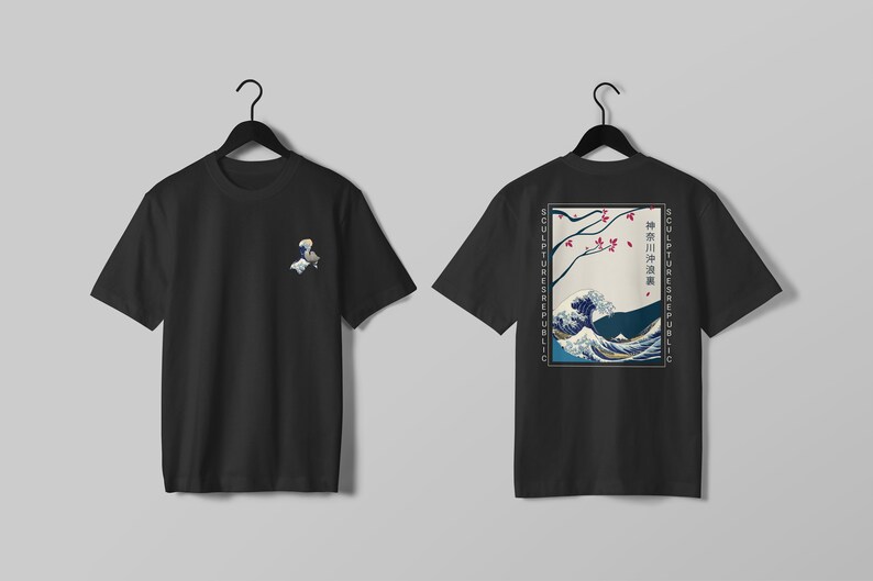 K&ouml;nnte beinhalten: Zwei schwarze T-Shirts mit japanisch inspirierten Designs. Eines hat eine kleine Grafik auf der Vorderseite, das andere ein gr&ouml;&szlig;eres Design auf der R&uuml;ckseite mit einer Welle und Kirschbl&uuml;ten. Der Text "SCULPTURES REPUBLIC" ist vertikal gedruckt.