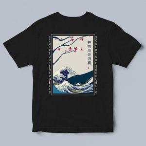 K&ouml;nnte beinhalten: Schwarzes T-Shirt mit japanischem Wellenmuster, Kirschbl&uuml;ten und Text. Das Design zeigt eine stilisierte Welle, einen Berg und die Worte "Sculptures Republic" sowie japanischen Text. Das Shirt hat einen Rundhalsausschnitt.