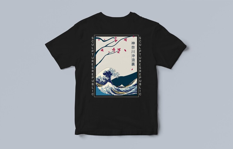 K&ouml;nnte beinhalten: Schwarzes T-Shirt mit japanischem Wellenmuster, Kirschbl&uuml;ten und Text. Das Design zeigt eine stilisierte Welle, einen Berg und die Worte "Sculptures Republic" sowie japanischen Text. Das Shirt hat einen Rundhalsausschnitt.