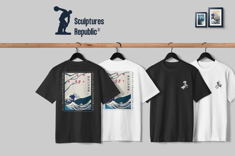 K&ouml;nnte beinhalten: Vier T-Shirts h&auml;ngen an einer Holzstange. Zwei schwarze und zwei wei&szlig;e T-Shirts zeigen japanische Wellenkunst. Die schwarzen Shirts haben die Kunst auf dem R&uuml;cken und ein kleines Logo auf der Vorderseite. Die wei&szlig;en Shirts haben die Kunst auf dem R&uuml;cken und ein kleines Logo auf der Vorderseite.
