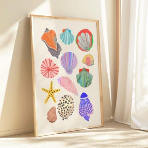 Puede incluir: Una impresi&oacute;n art&iacute;stica enmarcada con ilustraciones coloridas de varias conchas marinas y una estrella de mar. La obra de arte incluye conchas en tonos naranja, azul, rojo, rosa y amarillo, con un fondo beige y un marco de madera.