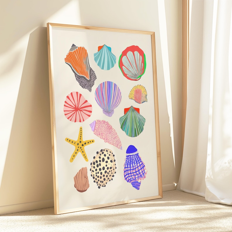 Puede incluir: Una impresi&oacute;n art&iacute;stica enmarcada con ilustraciones coloridas de varias conchas marinas y una estrella de mar. La obra de arte incluye conchas en tonos naranja, azul, rojo, rosa y amarillo, con un fondo beige y un marco de madera.