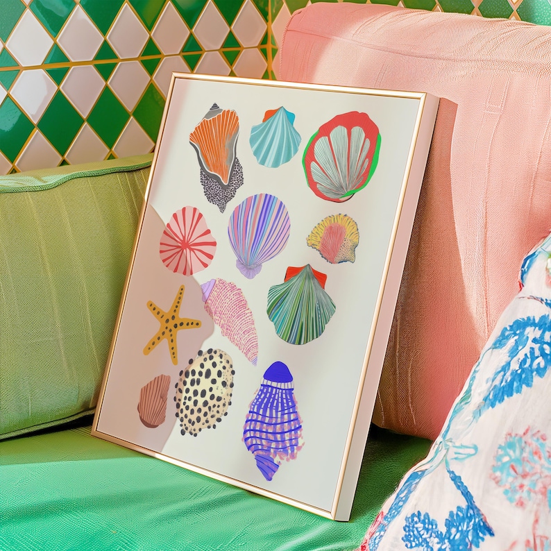 Puede incluir: Una impresi&oacute;n art&iacute;stica enmarcada con ilustraciones coloridas de varias conchas marinas y una estrella de mar. La obra de arte incluye conchas en tonos naranja, azul, rojo, rosa y verde, sobre un fondo crema. El marco es de color dorado claro.