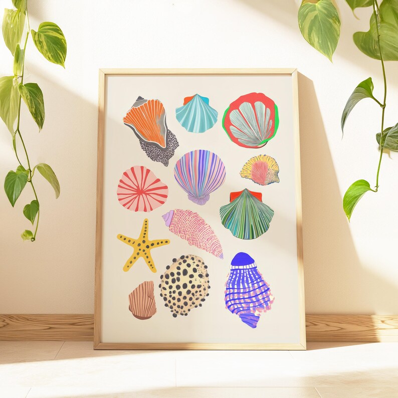 Puede incluir: Una impresi&oacute;n enmarcada con ilustraciones coloridas de varias conchas marinas y una estrella de mar. La obra de arte incluye conchas en tonos naranja, azul, rosa y verde, con patrones y texturas detalladas. El marco es de color madera clara.