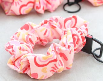 Llavero con coleteros de corazones rosas / Pulsera con corazón rosa suave y rojo / Llavero de tela / Regalo para ella / Accesorio para llavero de San Valentín