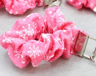 Llavero con copo de nieve rosa / Accesorio para llavero navideño / Pulsera de tela suave con llavero plateado / Bonito regalo para calcetines navideños