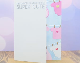 Tarjeta de Baby Shower hecha a mano / La ropa está a punto de ponerse súper linda / Tarjeta de felicitación por un nuevo bebé / Regalo para un grupo de oficina / Tarjeta de anuncio