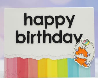 Tarjeta de feliz cumpleaños con rayas de arcoíris, zorro y unicornio de peluche, saludo de cumpleaños divertido y colorido