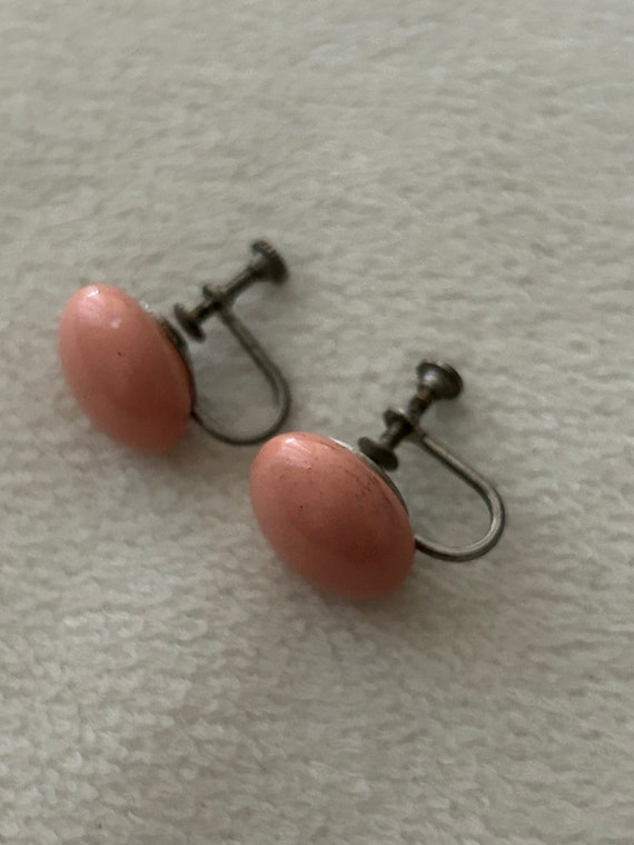 Vintage pink coral bead screw back earrings  1950… - image 2