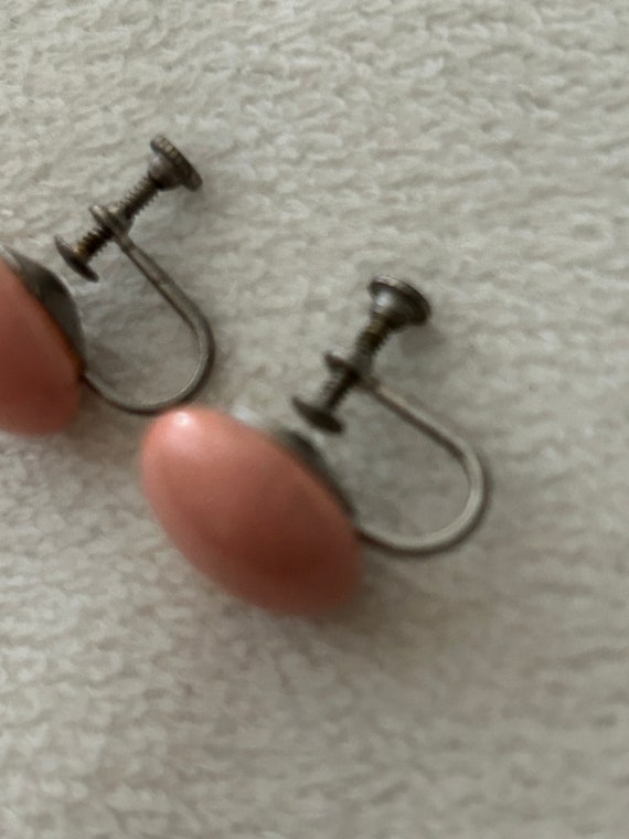 Vintage pink coral bead screw back earrings  1950… - image 3
