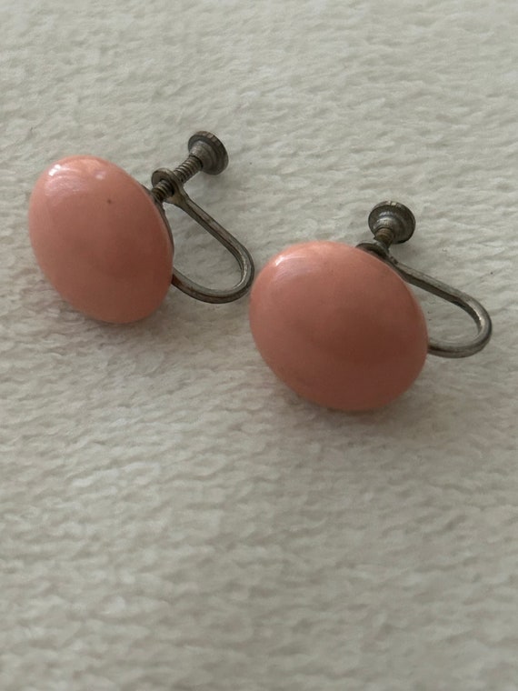 Vintage pink coral bead screw back earrings  1950… - image 4