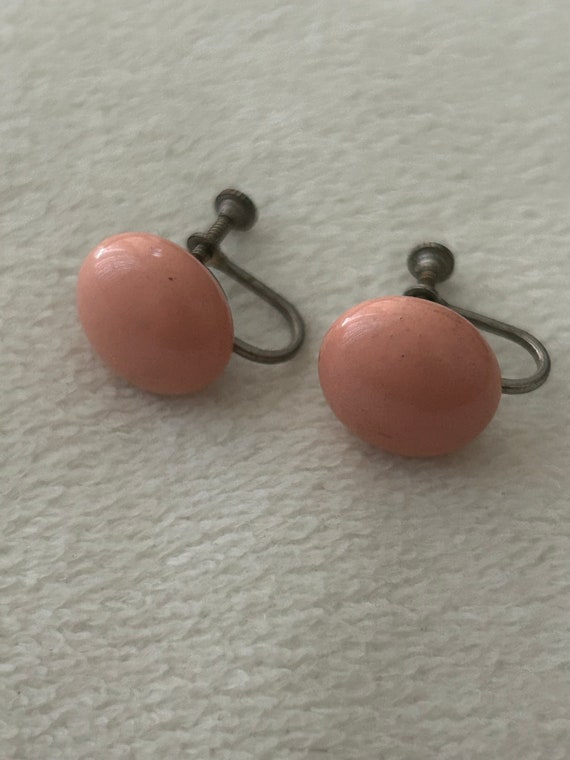 Vintage pink coral bead screw back earrings  1950’