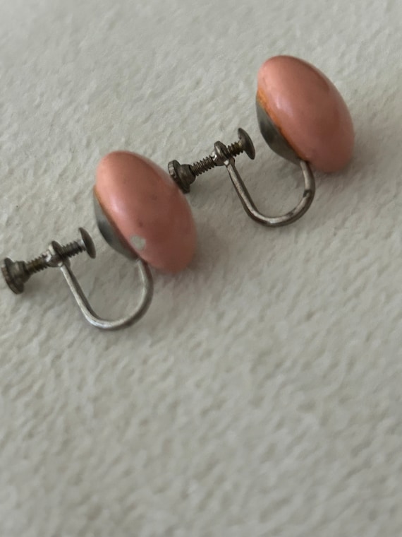 Vintage pink coral bead screw back earrings  1950… - image 5