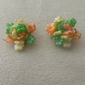 Mid Century HONG KONG Citrus Floral Cluster Bead Vintage Ohrringe, Clip Ons, Frühlingsschmuck