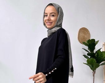 Elegant svart merceriserad tunika med pärlknappar i ärmen - Enkla kläder för kvinnor - Snygg lång tunika för både vardagliga och formella looks (KH-1795)