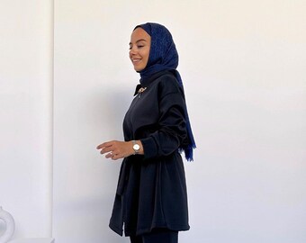エレガントなネックレスディテールのブラックスキューバスーツ、スタイリッシュなテーラードフィット、ツーピースの控えめな女性用衣装、あらゆる機会に最適 (KH-1991)