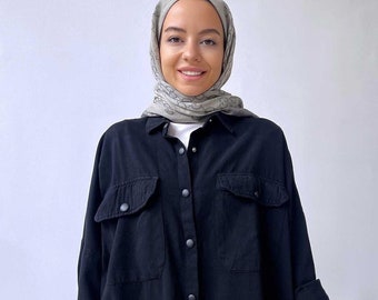 Camisa negra suave atemporal para mujer - Camisa de gabardina extragrande con botones y bolsillos delanteros, ropa informal discreta, tallas 36-44 (KH-1463)