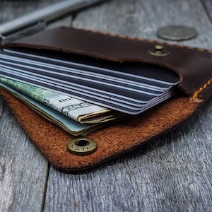 Bellicose Leder Geldbeutel mit Druckknopfverschluss, schlankes Monogramm Kreditkartenetui, mehrere Visitenkartenhalter, individuell gravierte Geschenke für Männer