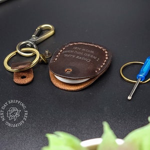 Porte-clés en cuir personnalisé pour Airtag, support de protection en cuir pour Airtags, étui mince personnalisé, cadeau pour les vacances, fête des mères, maman, papa