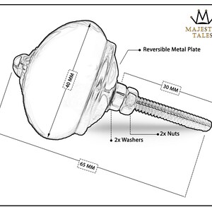 K&ouml;nnte beinhalten: Ein silberner Metallknopf mit runder, strukturierter Oberseite. Der Knopf hat einen Durchmesser von 40 mm und eine L&auml;nge von 65 mm. Er enth&auml;lt eine 30 mm lange Schraube, zwei Unterlegscheiben und zwei Muttern.
