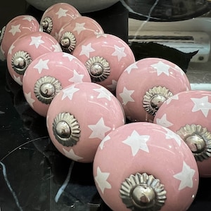 Pomos de cerámica blancos y rosas; tiradores antiguos pintados a mano para gabinetes de cocina, cajones, armarios, puertas, mesas auxiliares, etc.