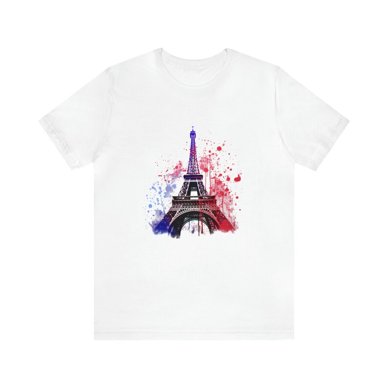 Op de afbeelding: Wit T-shirt met een aquarel-illustratie van de Eiffeltoren in tinten blauw, rood en wit.