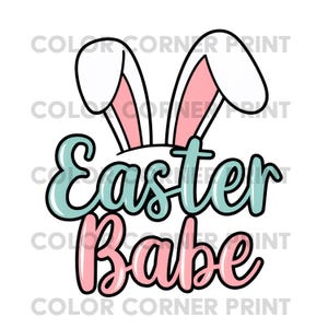 Może przedstawiać: Grafika wielkanocna w jasnoniebieskim i różowym kolorze z uszami króliczka i tekstem "Easter Babe".