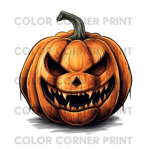 Puede incluir: Una calabaza naranja tallada con una sonrisa amenazante y dientes afilados. La calabaza tiene un tallo verde oscuro y una superficie texturizada.