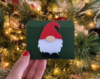Porta carte regalo gnomo di Natale SVG/ Regali SVG / File di taglio per carte regalo / Carta regalo di compleanno / Modello di compleanno Porta carte regalo/ Cricut /