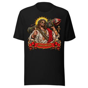 Puede incluir: Una camiseta negra con un gráfico de una figura de pelo largo y barba, con gafas de sol y una túnica roja, cargando un lanzacohetes con la etiqueta "FACE MELTER" sobre el hombro. Debajo hay una pancarta roja con el texto "LAZARUS-A-BANG-BANG".