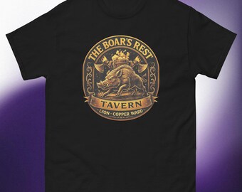Könnte beinhalten: Schwarzes T-Shirt mit einem goldenen, kreisförmigen Emblem. Das Emblem zeigt ein Wildschwein, Äxte und den Text "THE BOAR'S REST TAVERN". Ein Banner darunter lautet "LYON - COPPER WARD".