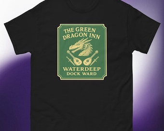 Könnte beinhalten: Schwarzes T-Shirt mit einem grünen und goldenen Aufdruck. Der Aufdruck lautet "The Green Dragon Inn, Waterdeep Dock Ward" und zeigt einen Drachen, zwei Lauten und zwei Schwerter. Das T-Shirt ist aus weichem Material.