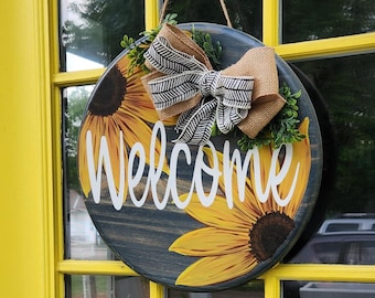 Letrero de bienvenida de madera con flores amarillas pintado a mano para puerta