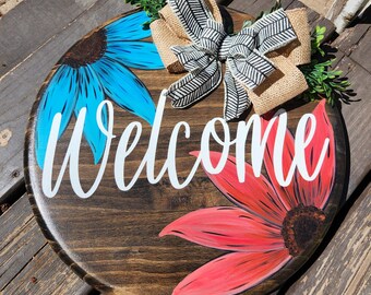 Letrero de bienvenida de madera con flores azules y rosas pintado a mano para puerta