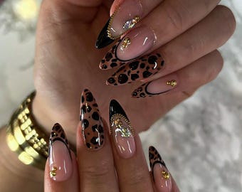 Uñas postizas de lujo con estampado de leopardo | Punta francesa negra y gemas doradas | Uñas con estampado animal acogedor y glamuroso de otoño | Forma almendrada larga