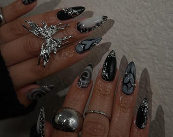 Gothic-Nägel in Schwarzchrom | Halloween-Nägel | 3D-Silberkunst, Rauchmarmor und Netzspitzen | Lange, kantige Stiletto-Nägel | Dunkle, ästhetische Nägel