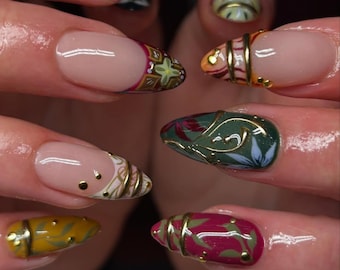 Unghie finte Boho | Unghie a mandorla spaiate con decori botanici in oro 3D | Unghie in gel dipinte a mano con motivi folk art verde foresta e senape