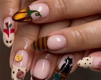 Unghie finte di Halloween carinissime | Nail art 3D con zucca, fantasma e gatto nero | Strisce marroni e unghie rosa mandorla | Unghie spettrali autunnali