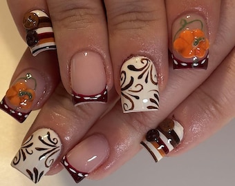 Uñas postizas de otoño | Uñas de Acción de Gracias con calabazas | Uñas cuadradas cortas con punta francesa color borgoña y remolino marrón